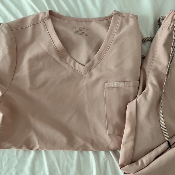 Jaanuu blushing pink scrub top and jogger set XS - Picture 2 of 7